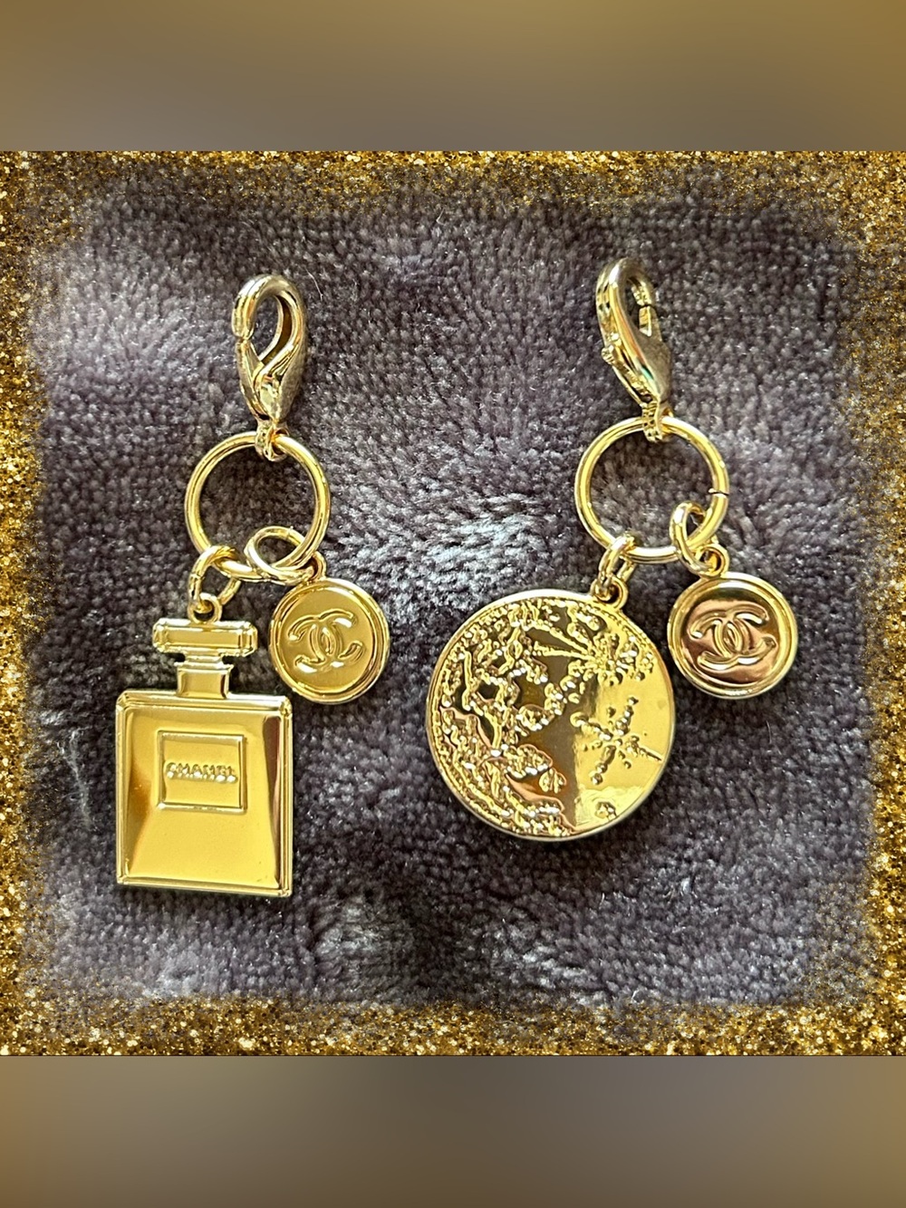 Chanel Beauty 2022 Holiday Novelty Gift Gold-Tone Pendant Charm Set 2 Pcs OS New
